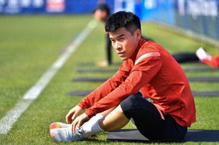 百家乐APP-意外！他可能成大连英博本赛季首位主力难保的功勋球员，引发热议|宋岳|李昂|中卫|保级|于根伟_新浪体育_新浪新闻